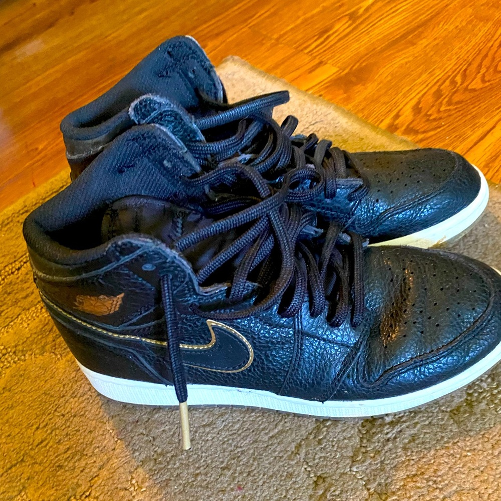 Mid top Nike Air Force black/gold